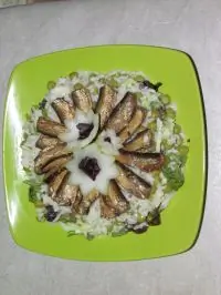 Салат с рисом и шпротами