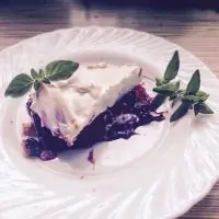 Пирог с черной смородиной и взбитыми белками