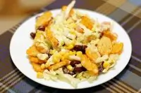 Хрустящий салат с пекинской капустой, кукурузой и сухариками