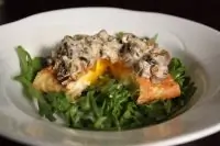Блинчики с яйцом пашот и сливочным соусом с грибами