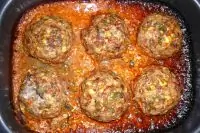 Ежики из рубленого мяса и риса с яичной начинкой