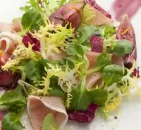 Салат с прошутто и пармезаном