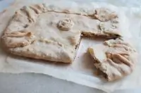 Пирог из мраморного теста с капустой и лисичками