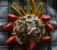 Спагетти с соусом из белых грибов