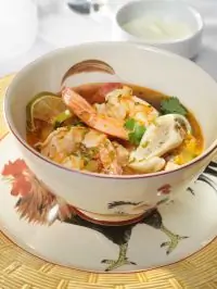 Солянка с пастой том-ям и лимонной травой