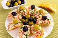 Сырная закуска с помидорами и чесноком на чипсах