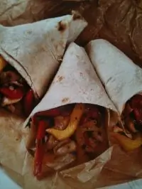 Тако с курицей и соусом сальса