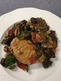 Свинина, запеченная с грибами, помидорами и баклажанами