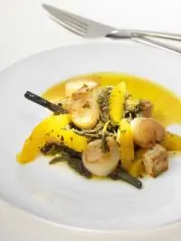 Морские гребешки с папоротником и сельдереем