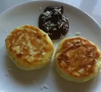 Печеные ванильные сырники с шоколадным соусом