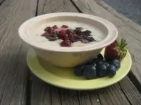 Манная каша с белым и темным шоколадом и вяленой вишней