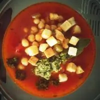 Суп с нутом, помидорами и крутонами