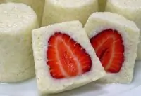 Утренние сливочные манные пирожные со свежей клубникой и ванилью