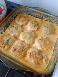 Мясные ежики в сметанном соусе