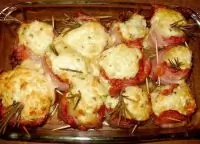 Печеный лук в беконе