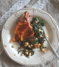 Карамельный батат с диким рисом и проростками гороха нут