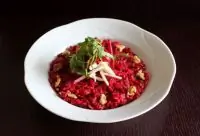 Свекольное ризотто с яблоком, грецким орехом и сыром бри