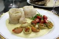 Рыбные рулеты с соусом сабайон из сладкой кукурузы и фаршированные мини-конкильони