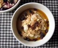 Овсяная каша с виски, изюмом и миндалем