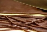 Шоколадные спагетти со сливочно-медовым соусом