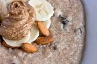Каша из полбы с изюмом и миндальной пастой
