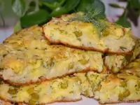 Капустная запеканка с сыром и зеленым горошком