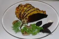 Баклажаны, фаршированные овощами и беконом