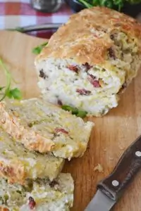 Хлеб с копченым беконом и сыром чеддер