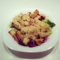 Салат «Цезарь» с сырным соусом