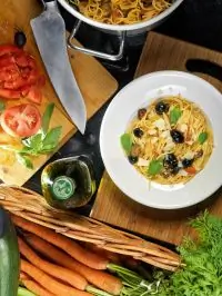 Спагетти алла путтанеска с анчоусами