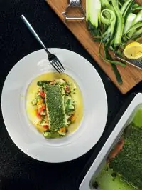 Лосось под корочкой из песто, с лапшой из цукини