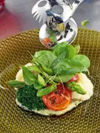 Салат из овощей с имбирно-чесночным соусом