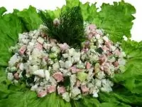 Слоеный куриный салат с огурцами и сыром