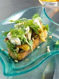 Салат на деревенском хлебе с баклажанами и козьим сыром