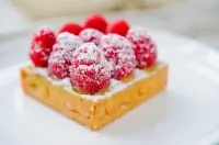 Тарталетка с малиной и фисташковым фланом