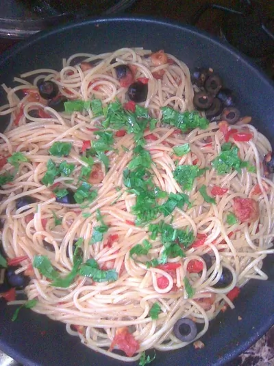 Спагетти с креветками и маслинами