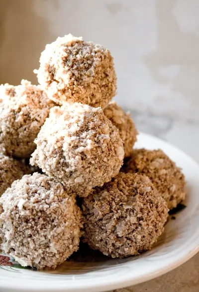 Пирожные с изюмом в шоколадной глазури