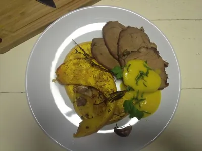 Баранья нога и тыква, запеченные с ароматными травами, с соусом из тыквы