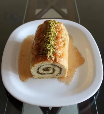 Рулет с ореховой начинкой, корицей и медовым сиропом