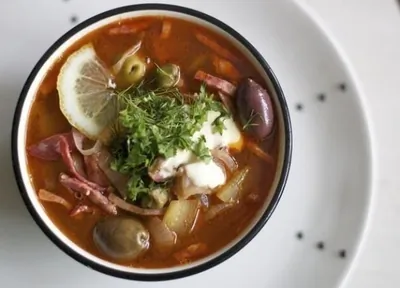 Мясная солянка с каперсами и солеными огурцами