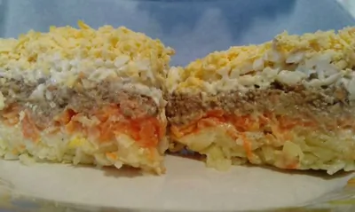 Слоеный салат с печенью, картофелем и сыром