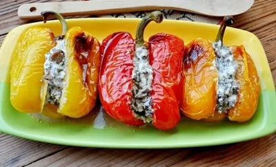Запеченный перец, фаршированный вешенками и сыром