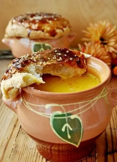 Тыквенный суп с креветками в горшочках, под слоеными крышечками