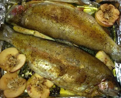Форель, запеченная с осенними овощами и фруктами