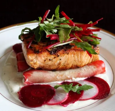 Лосось на гриле и каннеллони с творогом, свеклой и пармезаном