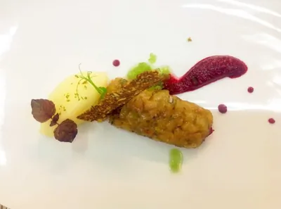 Тартар из муксуна со свекольным пюре и сорбетом из тайского лайма