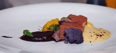 Филе говядины с пюре из фиолетовой цветной капусты с соусом из лисичек