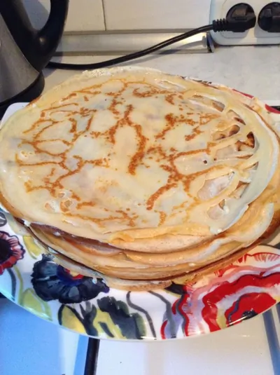 Тонкие блины со сливочным маслом