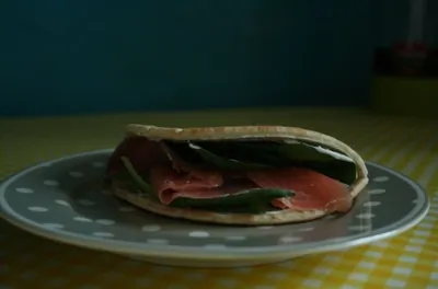 Cэндвич с семгой и шпинатом