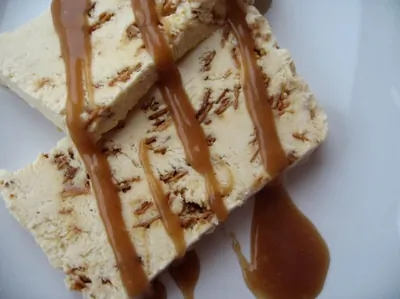 Семифреддо с карамелизованным миндалем и коричным соусом